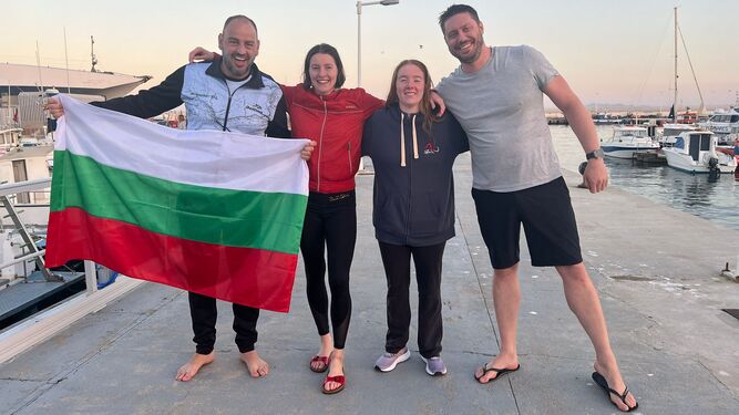 Los cuatro nadadores, a su regreso al puerto de Tarifa