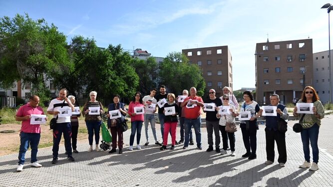 Vecinos de la Manzana 14 del Guadalquivir de Córdoba y la asociación de vecinos Amargacena durante la protesta.