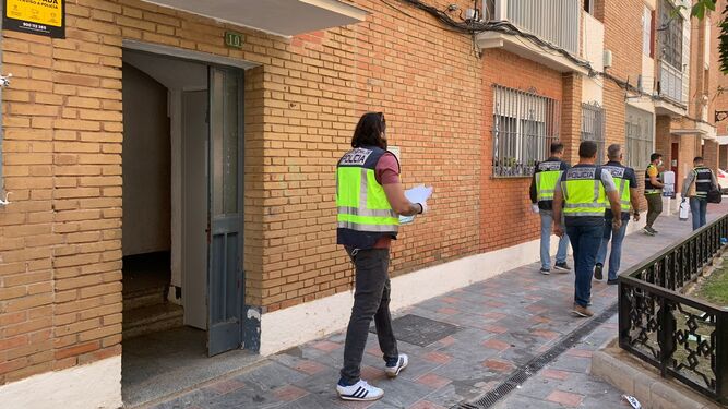 Agentes en la puerta del inmueble en Fuengirola donde se han producido los hechos.