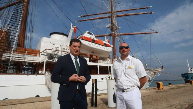 El presidente del puerto, Alberto Santana, junto al capitán del Sea Cloud, Serhiy Komakin.