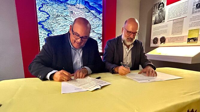 Firma de la incorporación de Vélez-Málaga como nuevo miembro de la Red de Ciudades Cervantinas