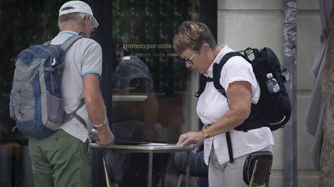 Dos turistas por el centro de Granada en una imagen de archivo.