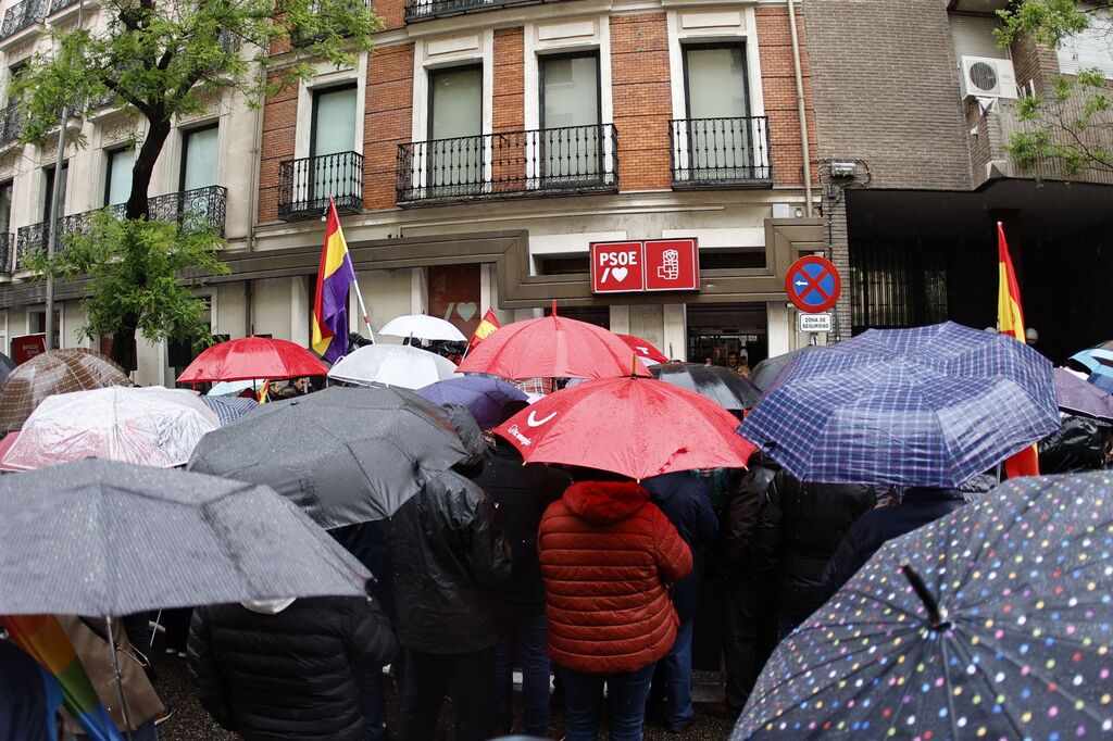 Las im&aacute;genes del Comit&eacute; del PSOE en Madrid y las manifestaciones en favor de S&aacute;nchez
