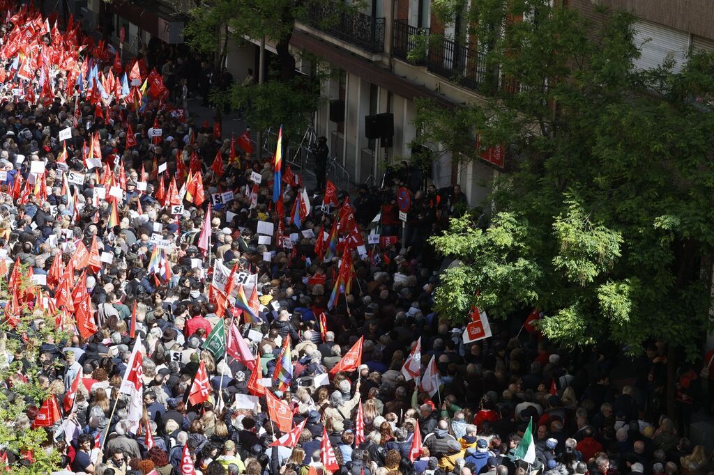 Miles de personas apoyan a S&aacute;nchez en Madrid