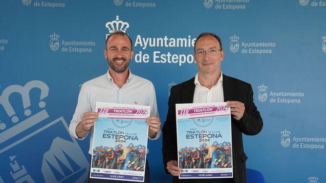 El concejal de Deportes, Luis Gil (I.), y el presidente del Club Estepona Triatlón, Pablo Vázquez.