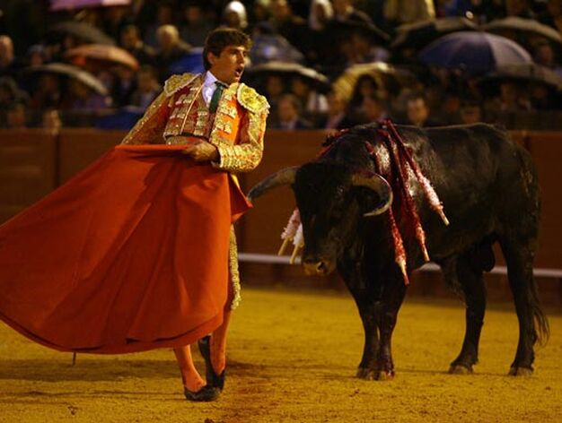 De espaldas al toro...

Foto: Juan Carlos Mu&ntilde;oz