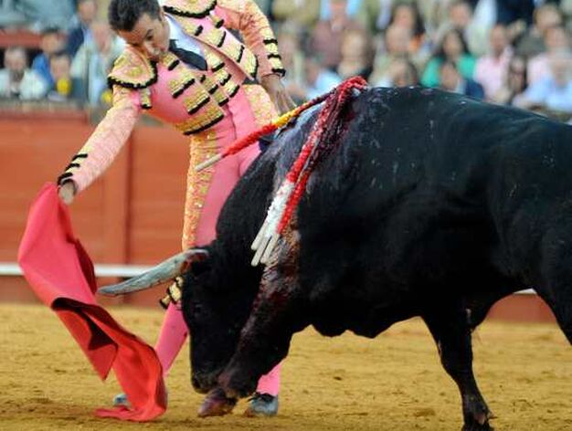 'El Fundi' da un derechazo en uno de los toros de la tarde.

Foto: Antonio Pizarro