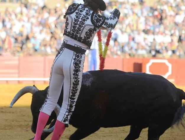 Luis Mariscal en uno de sus ovacionados pares al tercer toro.

Foto: Antonio Pizarro