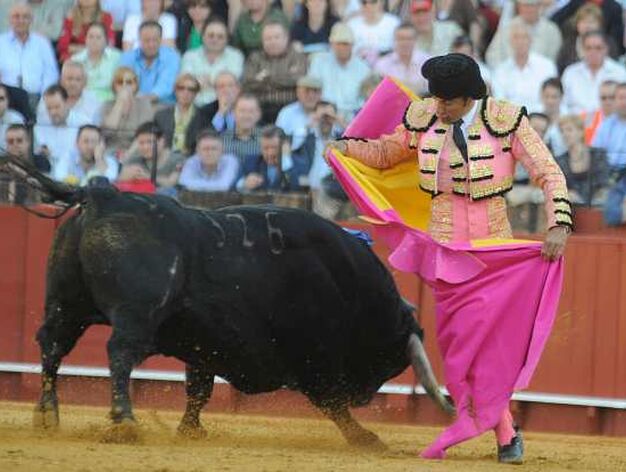 El torero de Madrid se llev&oacute; un susto en el primer toro que le produjo "una herida incisa en la comisura labial".

Foto: Antonio Pizarro