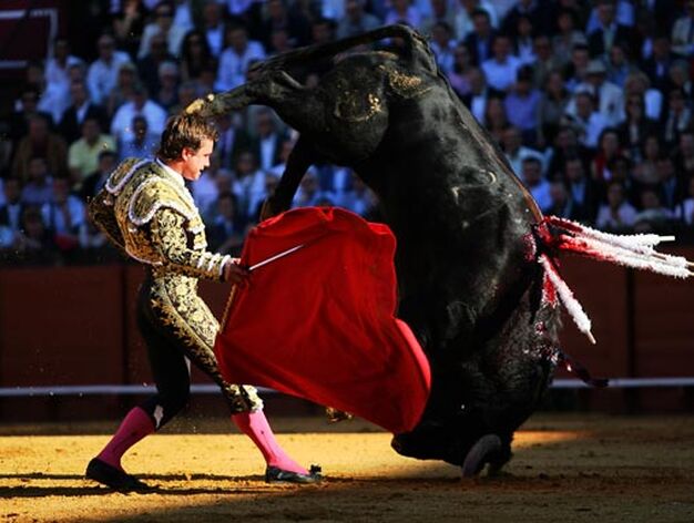 El franc&eacute;s Juan Bautista con el segundo de los toros, que sufri&oacute; una espectacular voltereta.

Foto: Juan Carlos Mu&ntilde;oz