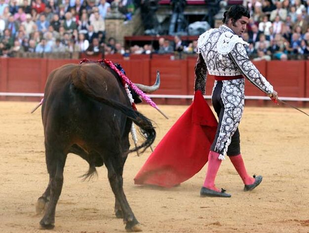 Morante, de espalda a uno de los toros al que le toc&oacute; lidiar.

Foto: Juan Carlos Mu&ntilde;oz