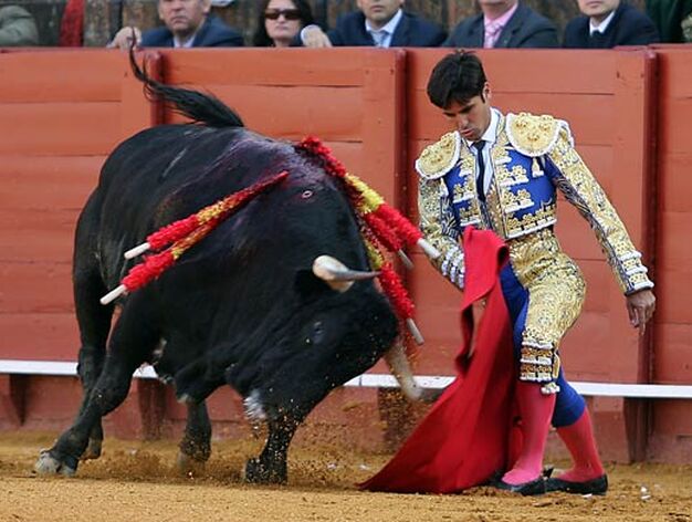 Rivera Ordo&ntilde;ez, semiarrodillado, baila al toro con un muletazo de derecha.

Foto: Juan Carlos Mu&ntilde;oz