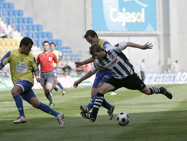 Fragoso disputa un bal&oacute;n con el delantero linense Coco. 

Foto: Lourdes de Vicente