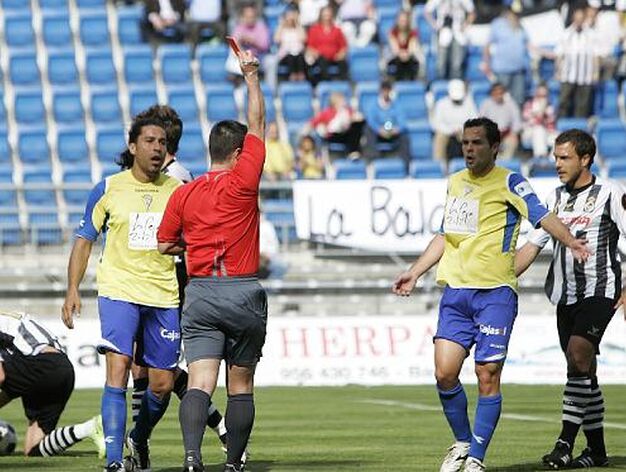 Arias Madrid expulsa a Dani Fragoso tras se&ntilde;alar penalti a favor de la Balona. 

Foto: Lourdes de Vicente
