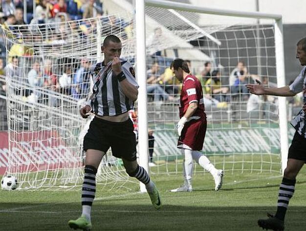 El delantero balono celebra el primer gol de los suyos en Carranza. 

Foto: Lourdes de Vicente