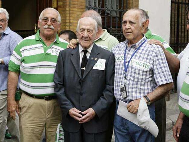 Alfonso Jaramillo, rodeado de veteranos b&eacute;ticos.

Foto: Antonio Pizarro / Juan Carlos Munoz
