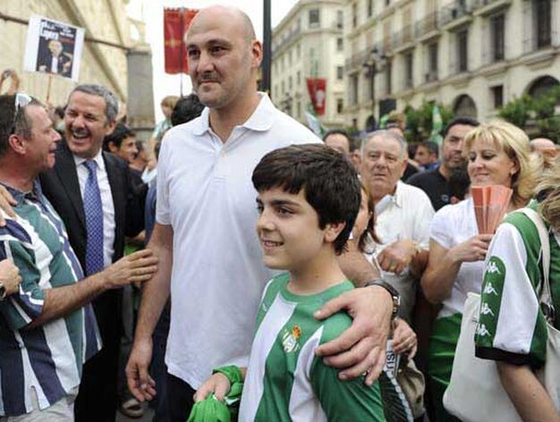 El ex internacional del Betis Roberto R&iacute;os se fotograf&iacute;a con un joven b&eacute;tico.

Foto: Antonio Pizarro / Juan Carlos Mu&ntilde;oz
