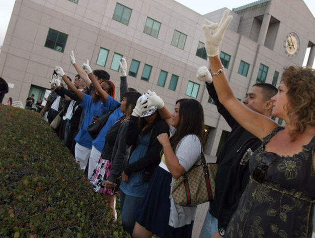 El hospital de UCLA se convirti&oacute; en lugar de peregrinaci&oacute;n de los 'fans'.

Foto: Reuters, Efe, Afp