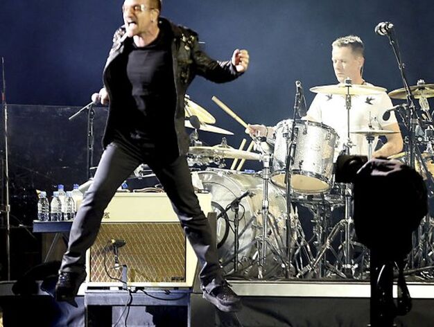 Bono salta delante de Larry Mullen, bater&iacute;a de U2.

Foto: EFE