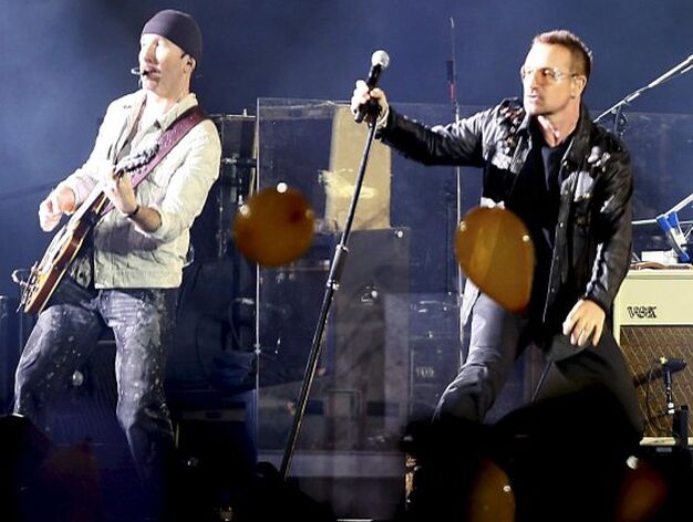 Bono y el guitarrista The Edge, durante su actuaci&oacute;n.

Foto: EFE