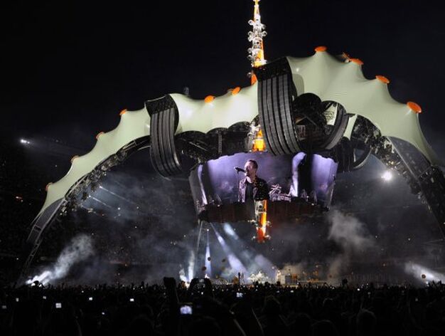 Vista general del escenario con Bono en la pantalla.

Foto: Reuters