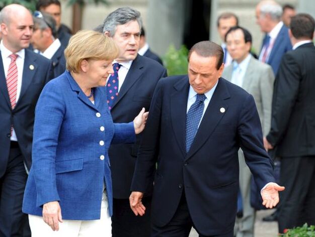 Berlusconi cede el paso a la canciller alemana Angela Merkel, para la tradicional foto de familia.

Foto: EFE