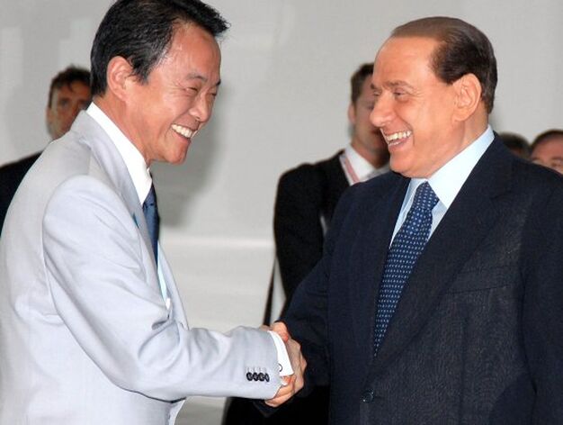 Berlusconi recibe al primer ministro japon&eacute;s Taro Aso.

Foto: EFE
