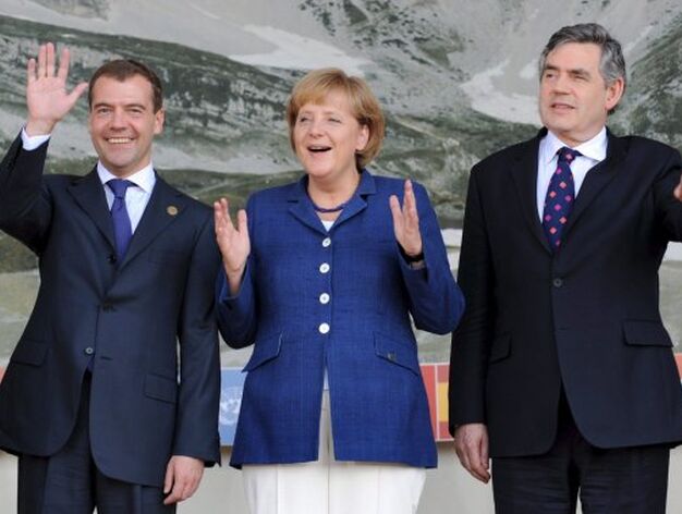 El presidente ruso Dmitry Medv&eacute;dev, la canciller alemana Angela Merkel, y el primer ministro brit&aacute;nico Gordon Brown, posan para la tradicional foto de familia en L'Aquila.

Foto: EFE