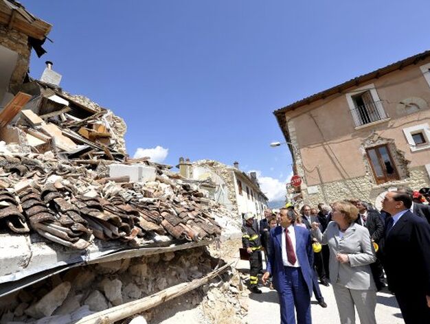 Merkel y Berlusconi visitan una de las zonas m&aacute;s afectadas por el terremoto de L'Aquila en Onna.

Foto: EFE