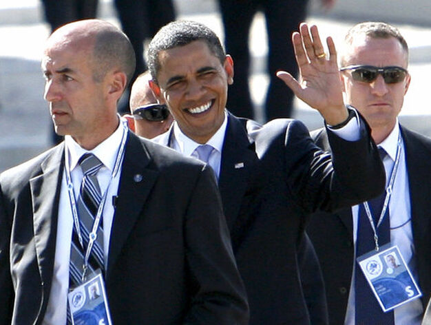 Obama saluda a su llegada a un encuentro de trabajo dentro de la cumbre de jefes de Estado y de Gobierno del G8.

Foto: EFE