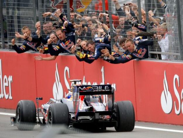 Mark Webber logr&oacute; su primera victoria en el Mundial al imponerse con autoridad, y pese a cumplir una sanci&oacute;n, en el Gran Premio de Alemania en la que el espa&ntilde;ol Fernando Alonso acab&oacute; en el s&eacute;ptimo puesto

Foto: Efe
