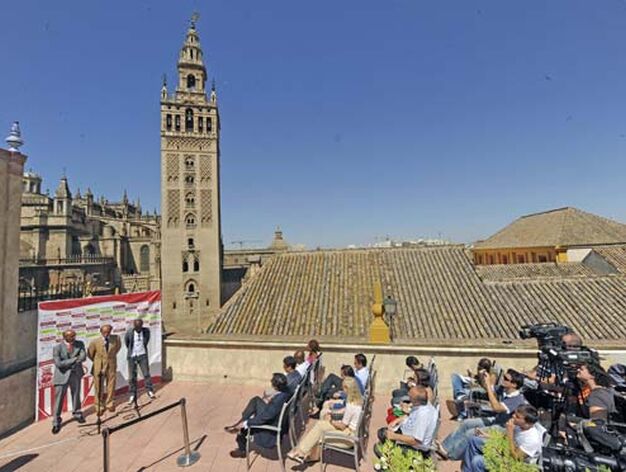 Momento de la presentaci&oacute;n de Zokora en plena zona monumental de Sevilla.

Foto: Antonio Pizarro