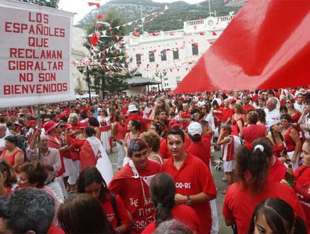La coalici&oacute;n socialistas y liberales congregaron a unas 2.000 personas, pero el acto oficial del Gobierno super&oacute; esa cifra

Foto: Paco Guerrero