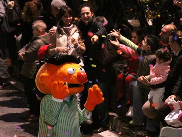M&aacute;s de 5.000 personal participaron en el tradicional arrastre para despu&eacute;s celebrar por las calles la llegada de los Reyes Magos

Foto: Vanessa Perez