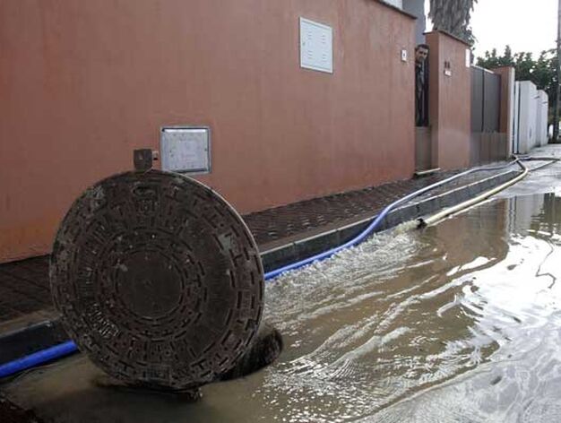 Las fuertes lluvian obligan a hacer siete rescates por inundaciones en Algeciras. Parte de Los Barrios tambi&eacute;n se ve anegada por las tomentas

Foto: Erasmo Fenoy/Vanessa Perez/J.M.Qui&ntilde;ones