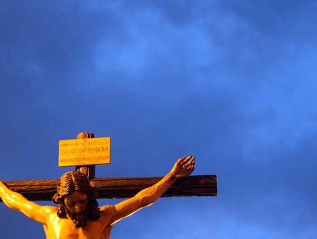 El Cristo del Silencio clavado en su cruz, con el cielo de La L&iacute;nea de fondo

Foto: J.M.Q./Shus Teran/Erasmo Fenoy/Paco Guerrero