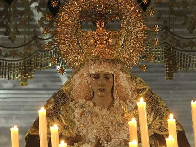 Imagen de la Virgen de la Esperanza, que fue aclamada por el p&uacute;blico

Foto: J.M.Q./Shus Teran/Erasmo Fenoy/Paco Guerrero