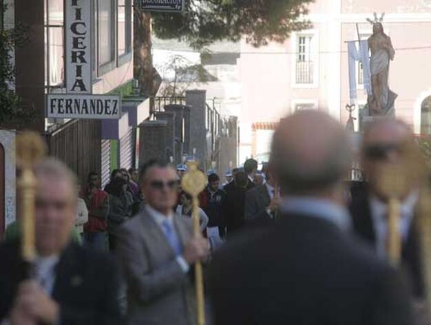 Miembros de las juntas de gobierno de las hermandades y cofrad&iacute;as de Algeciras preceden al Resucitado en la calle Don Bosco, ayer

Foto: J.M.Q/Paco Guerrero/Shus Teran