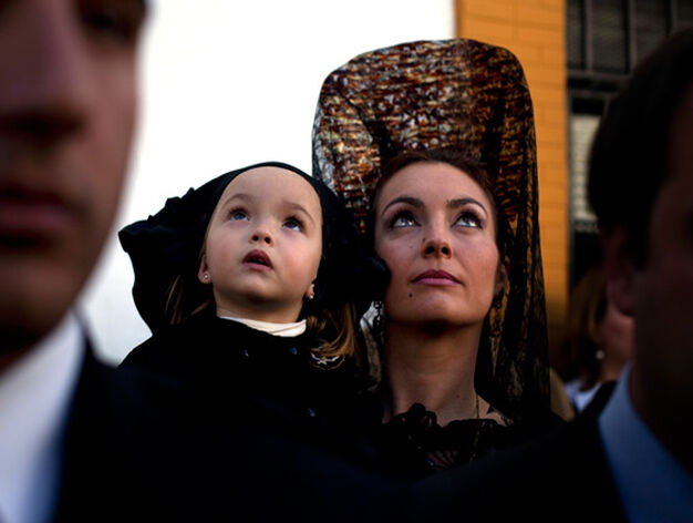 Una mujer vestida de mantilla con una peque&ntilde;a cofrade del Cristo.

Foto: Emilio Morenatti