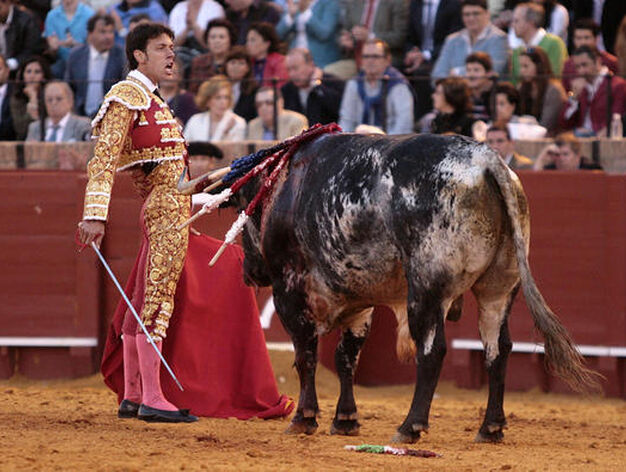 El diestro nazareno, Antonio Nazar&eacute;, en uno de los cites al sexto toro, que result&oacute; parado.

Foto: Juan Carlos Mu&ntilde;oz