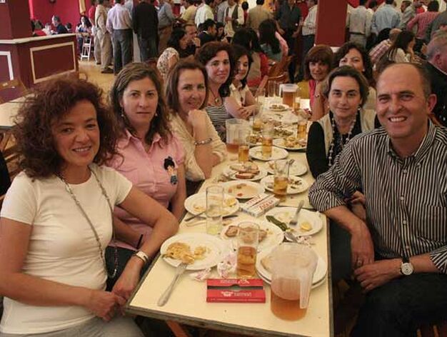 Un grupo de amigos almorzando en la pe&ntilde;a Toro Embolao

Foto: Vanessa Perez