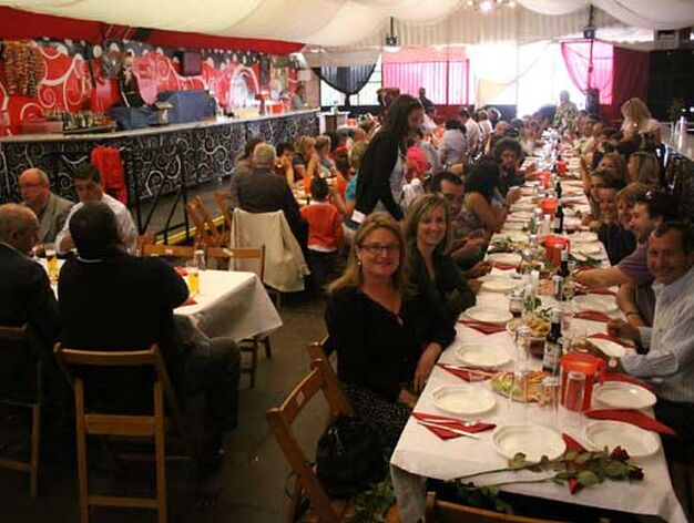 Un momento del almuerzo para afiliados en la caseta del PSOE

Foto: Vanessa Perez