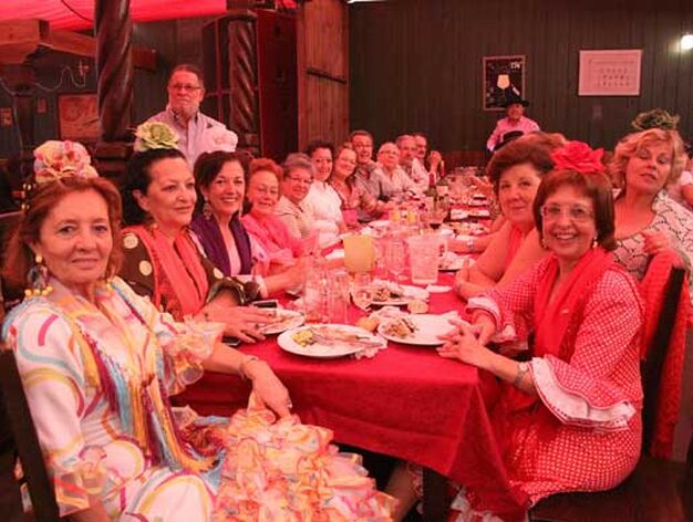 La gran familia de la pe&ntilde;a Los 15-V disfruta de un almuerzo en el reservado de su caseta

Foto: Vanessa Perez