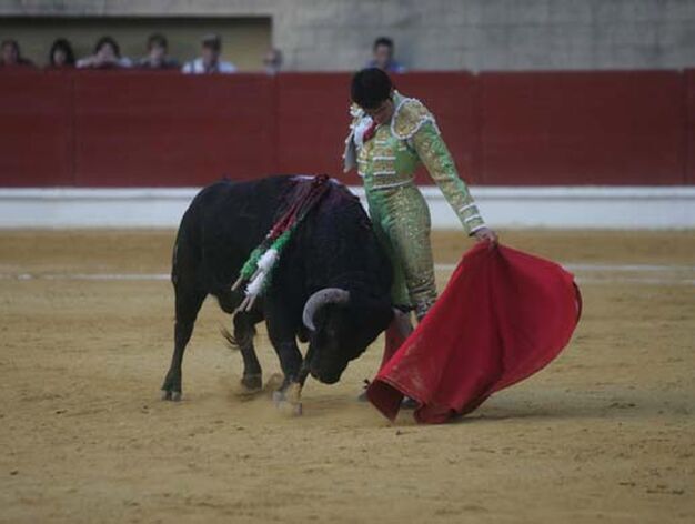 El diestro Salvador Vega toreando al natural a su primer toro de la tarde en La Montera

Foto: J. M. Qui&ntilde;ones