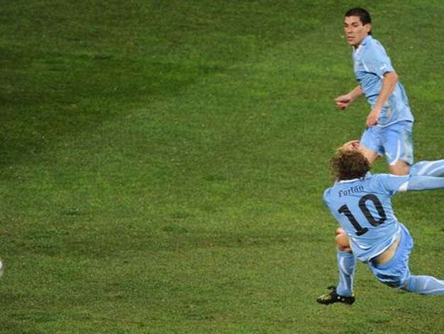 Forl&aacute;n remata en el segundo gol uruguayo. / AFP