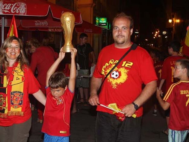 Todos los aficionados salieron a la calle a celebrar la victoria del Mundial vestidos con los colores de la selecci&oacute;n

Foto: J.M. Quinones