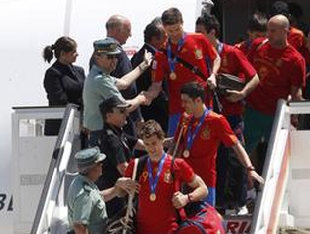 Los campeones del mundo llegan al aeropuerto de Barajas. / Reuters