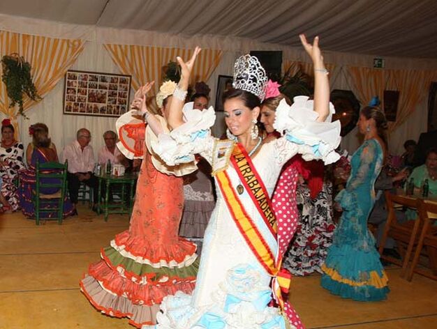 Paula Fortes, reina juvenil 2010, disfruta bailando en una caseta

Foto: Paco Guerrero
