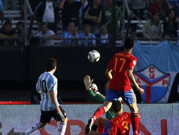 Messi pica el bal&oacute;n ante Reina en el primer gol argentino. / AFP