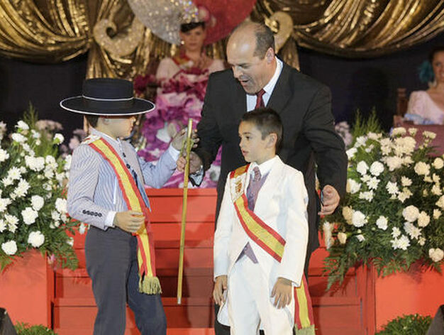 Un momento de la entrega del bast&oacute;n de mando al alcalde infantil, Jos&eacute; Morales

Foto: Erasmo Fenoy